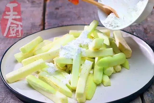 把茄子炸脆,把茄子都炸了再煮