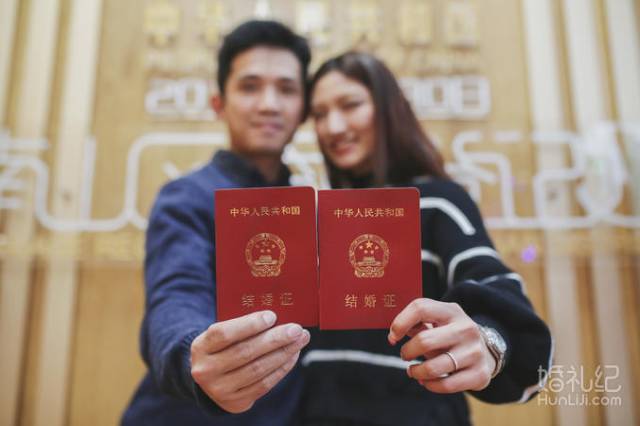 在朋友圈晒领证的那张照片,千万别学大s和奶茶妹妹!