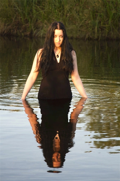 19岁女大学生失眠30晚藏入地窖自杀，被发现后接受电疗获新生