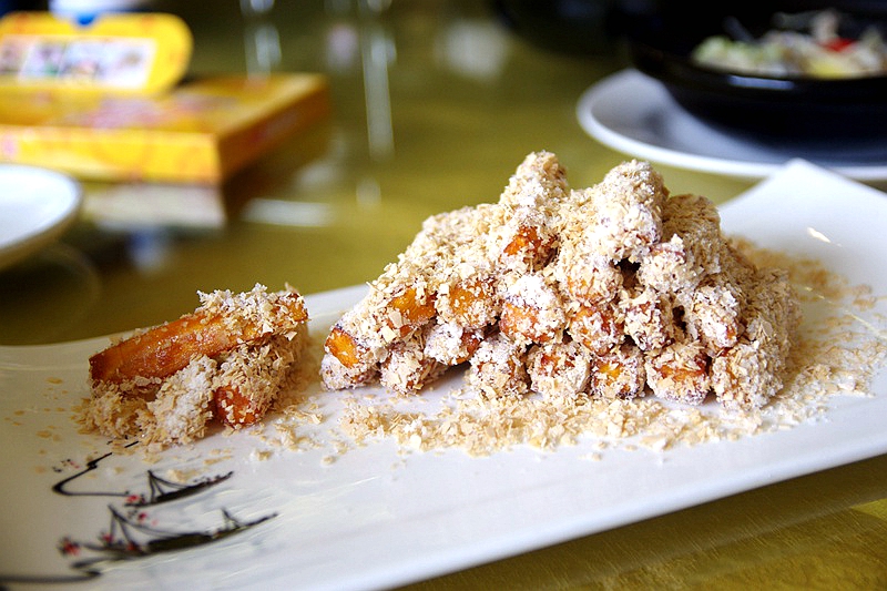 又一只外酥里嫩的烤全羊出炉了,这家的烤全羊最好吃又香又脆