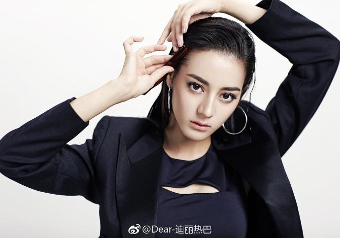 古力娜扎和迪丽热巴都是新疆人吗,迪丽热巴与古力娜扎你更喜欢谁