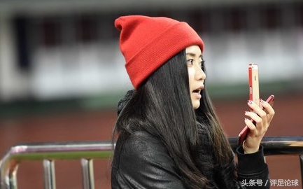 世预赛中韩对决今晚开战赛前美女记者场内嘟嘴卖萌自拍