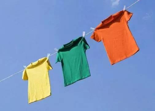 白色衣服的顽固发霉污渍如何清除,衣服发霉异味怎么清洗方法最简单