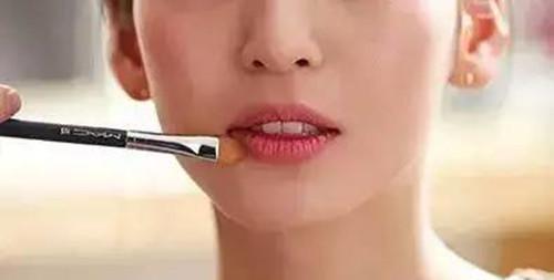 用口红在手上画图案,用手涂口红的正确方法