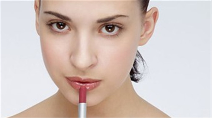 为什么涂大牌口红嘴巴起皮严重,为什么涂多贵的口红还是嘴巴起皮