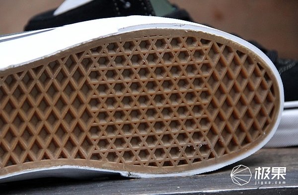 你从不注意的鞋底花纹,却成了乔丹科比封神的“秘密”