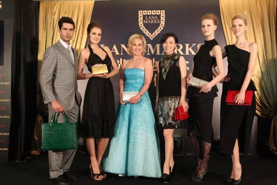 英国女王背双肩包,英国女王的爱马仕包包