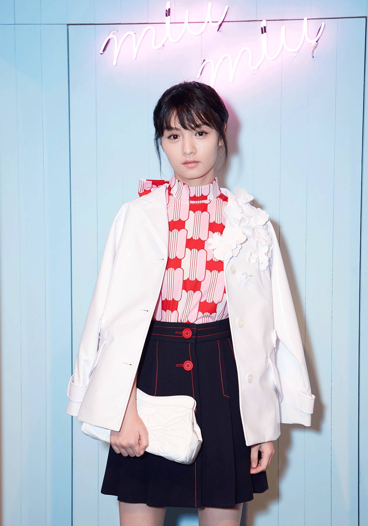 杨幂在泳池边吃苹果,在游泳馆里偶遇杨幂