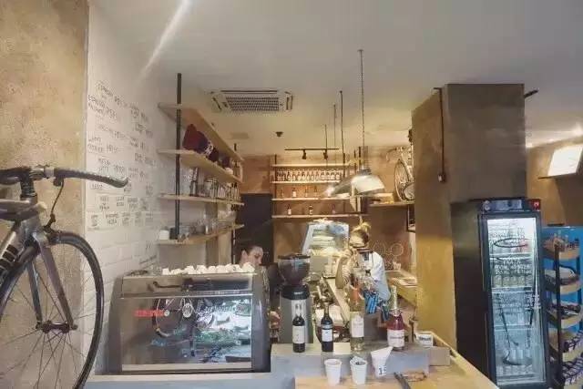 去年夏天，他几乎花光了全部积蓄流浪巴西，去了这些自由有趣的咖啡馆