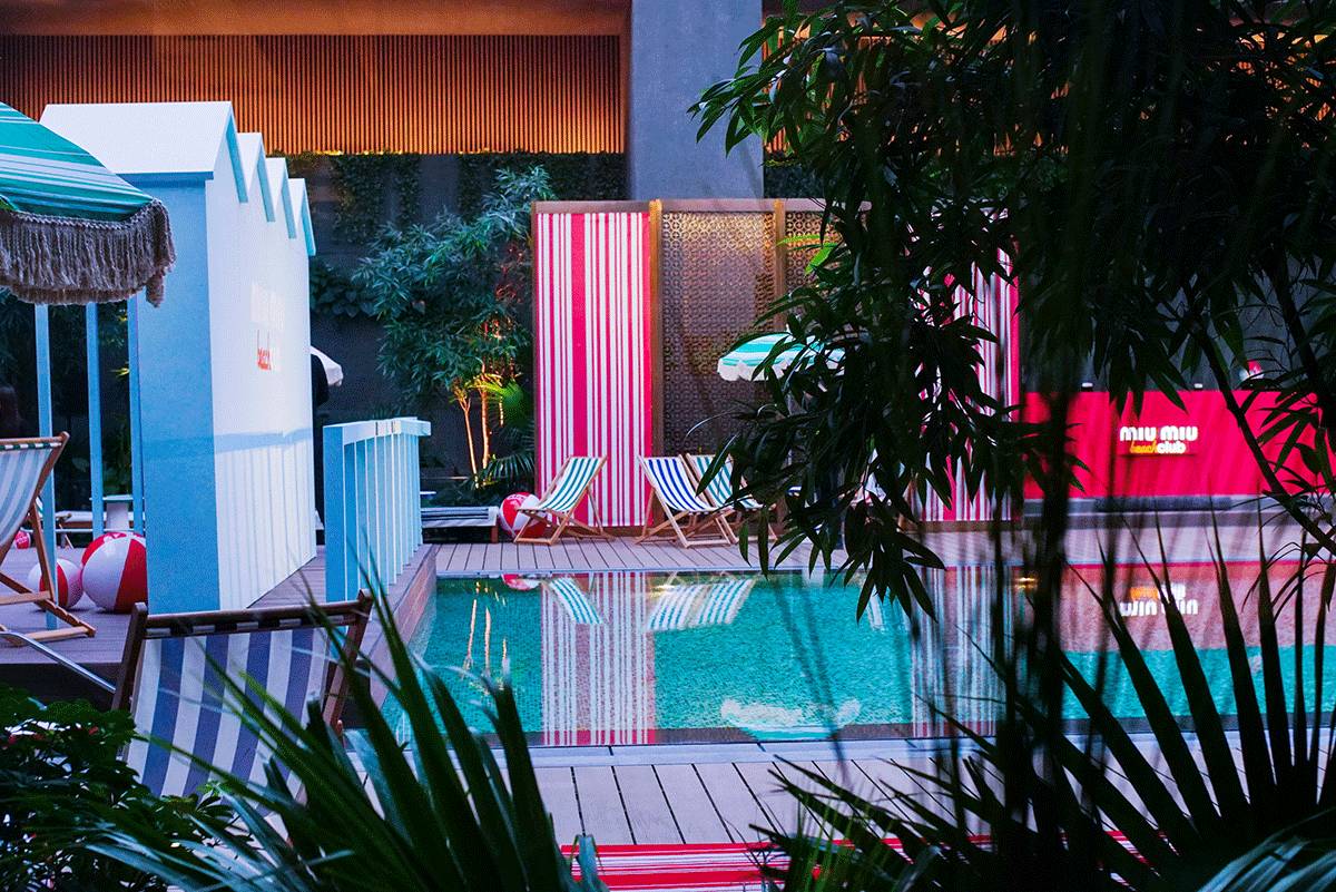 杨幂在泳池边吃苹果,在游泳馆里偶遇杨幂