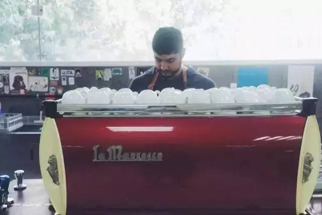 去年夏天，他几乎花光了全部积蓄流浪巴西，去了这些自由有趣的咖啡馆