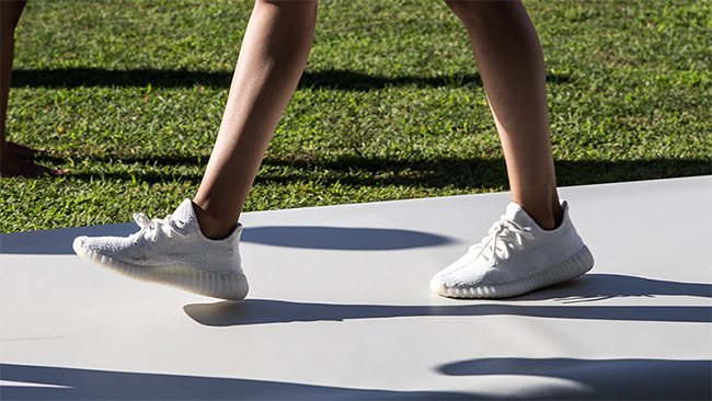 一双高价的鞋你却不知道怎么洗？唯独有这双白斑马！