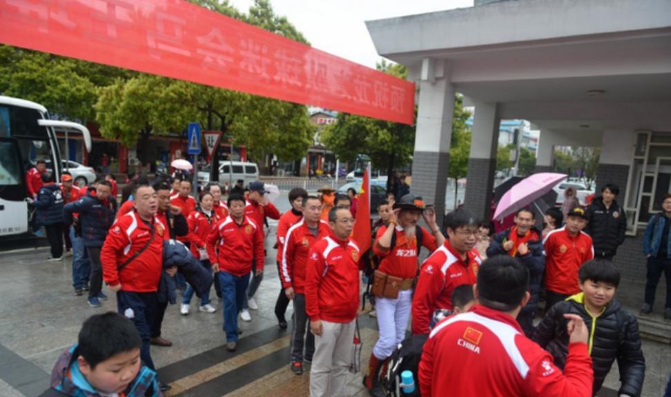 为促进校园足球运动蓬勃发展龙之队球迷会走进校园助力国足破韩