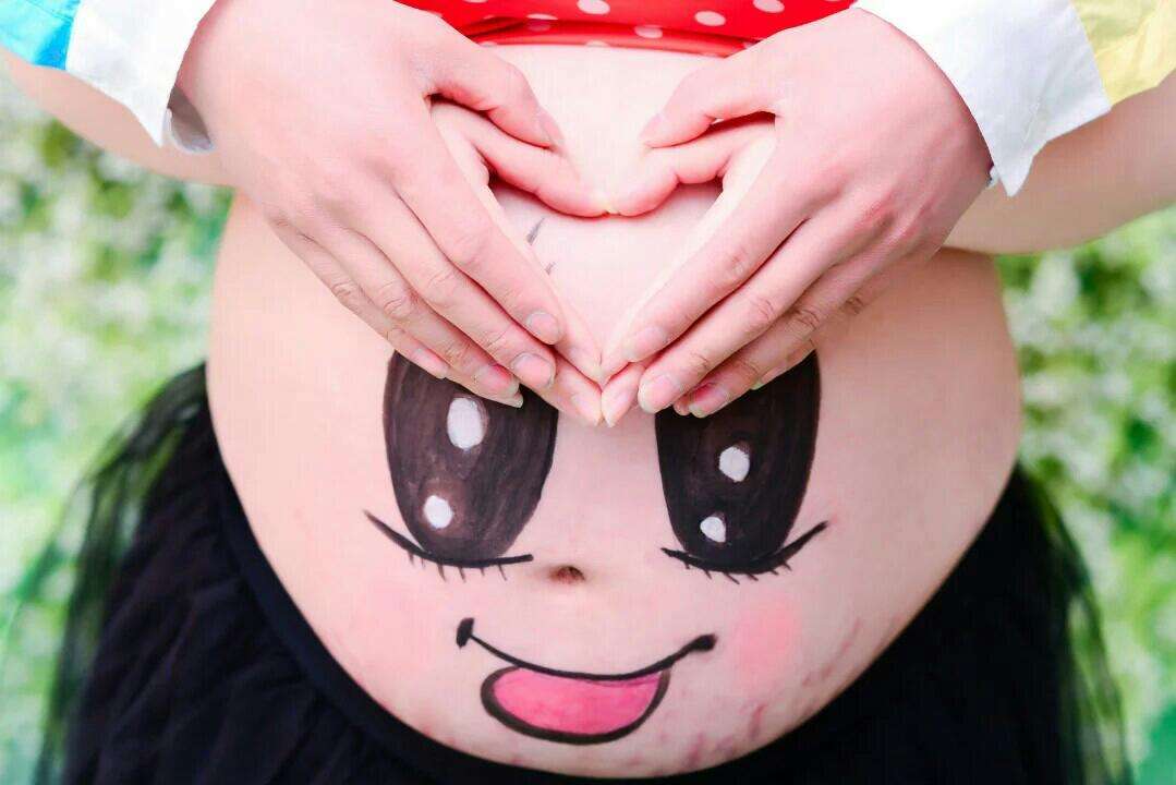 孕期肚子痒抹完炉甘石还痒怎么办,孕期肚子起红疹很痒怎么回事