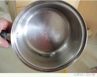 铁锅烧糊了锅内黑垢怎样快速去掉,自己洗锅去污渍的小窍门