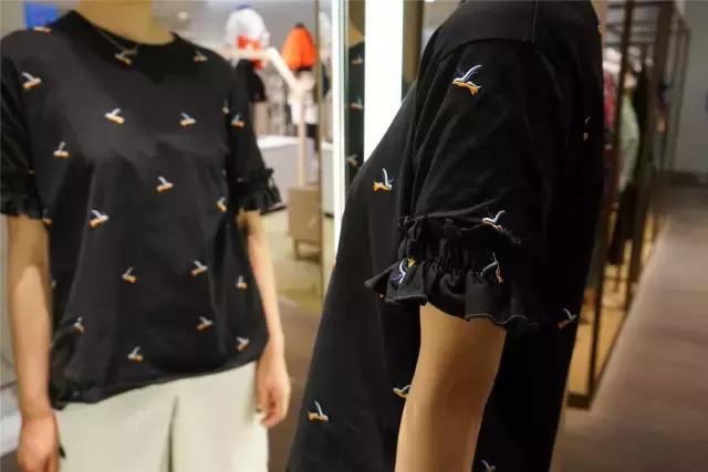 不敢去大牌店试衣服的年轻姑娘，可能永远不知道自己有多美