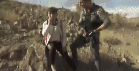 贝尔和柳岩吃蚯蚓,柳岩贝尔喝水