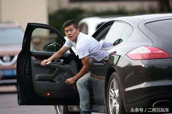八大国脚座驾盘点，保时捷最受钟爱，于大宝居然开挖掘机？