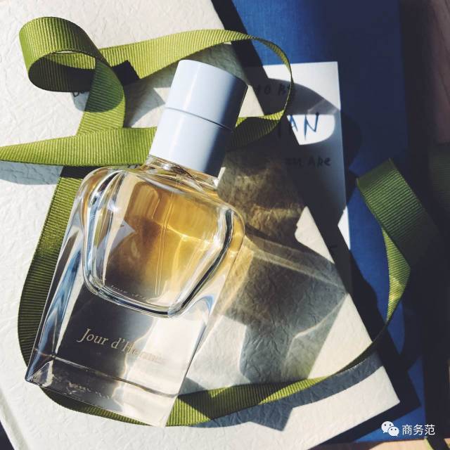 我给3个直男闻了16瓶香水，结果