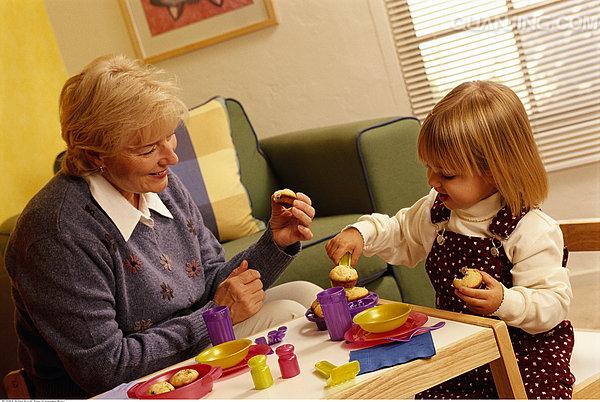 幼儿不喜欢和别的小朋友玩怎么办,小孩上幼儿园不与小朋友玩怎么办