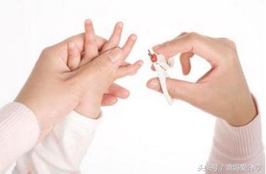 宝宝睡觉抓脸抓头躁动不安,宝宝抓大人头发抓脸怎么回事