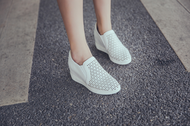 如何选择一款适合自己的小白鞋,拒绝花里胡哨的鞋子