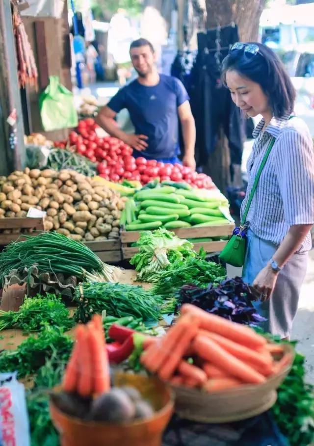 她是“成都第一私房菜美女老板”，与李易峰合作，和方大同录节目