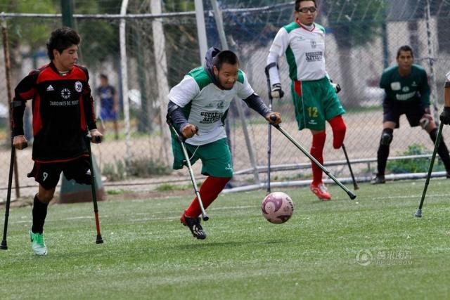 中国对足球的重视程度,对足球的热爱的短句子