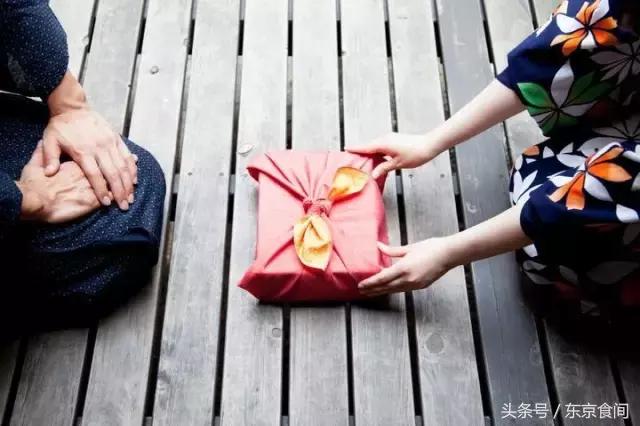 去日本送什么给日本人当礼物好,日本旅游礼物