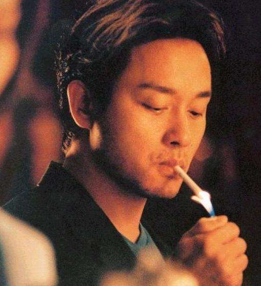 张国荣抽烟旋转打火机,点燃你的高燃时刻