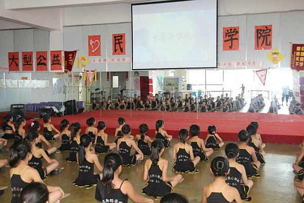 “三爱文化”是学院非常重视的教育方向《爱国爱家爱自己》