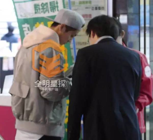 厉害了！鹿晗与神秘地陪同游东京3小时，还惹出了大动静！