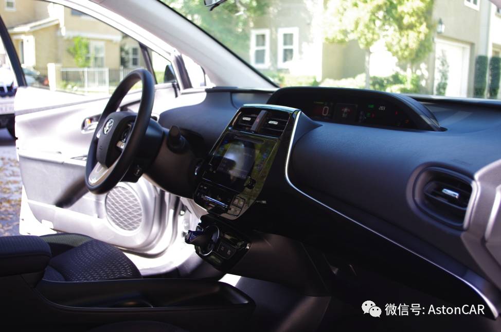 深度试驾丨高手林立，热效率40%的*四代第**普锐斯如何反击