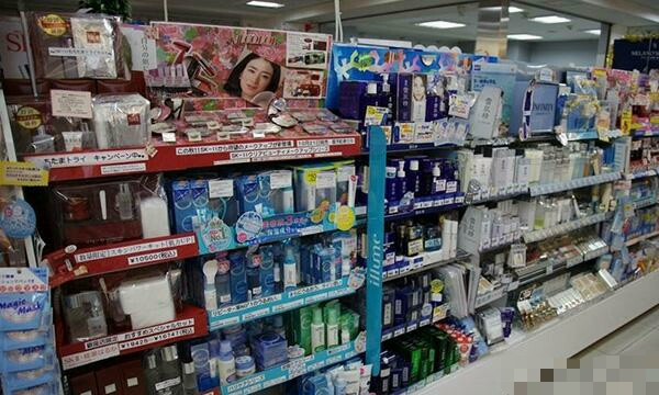 医和药分开的日本药店，必须配有药剂师，医院不设药房