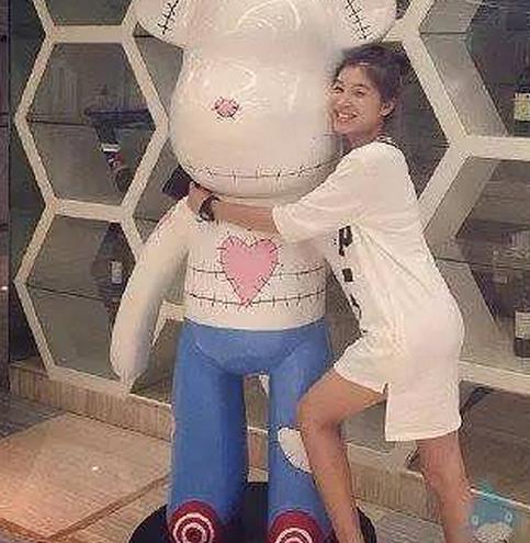 后面的那个小胖子，知道你很可爱，快走开我还要拍照呢！