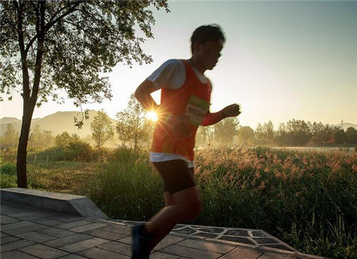 跑步时脚该如何落地和抬起,跑步时脚怎么落地
