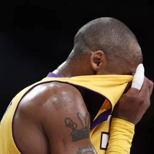 打球手指戳伤韧带怎样处理,打球时手指被篮球戳伤怎么办