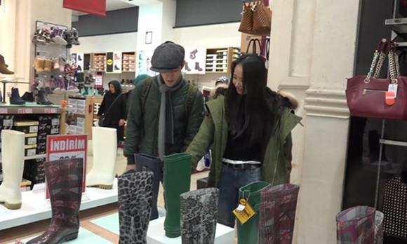 换季必备基本款这些单品一定要有,雨季时尚单品推荐