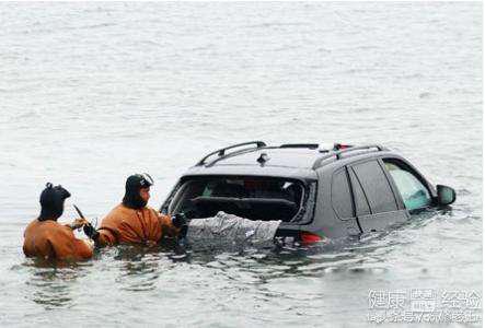 车子落水后为什么打不开门,车落水后车门真的打不开吗