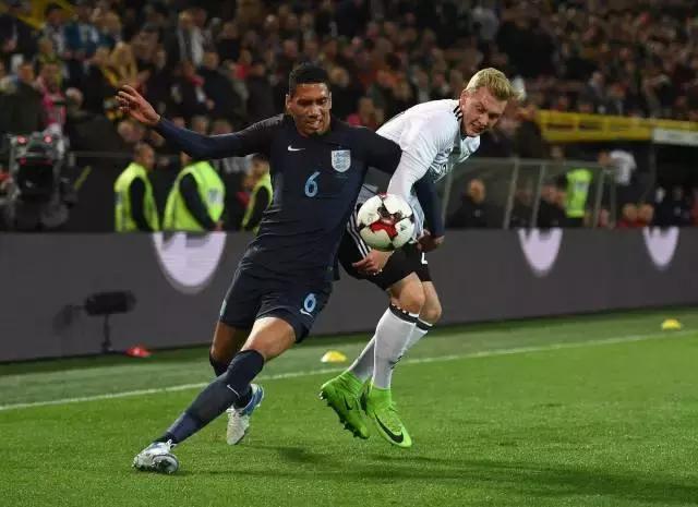 他们穿什么用英文怎么说,他们穿着什么用英文怎么说