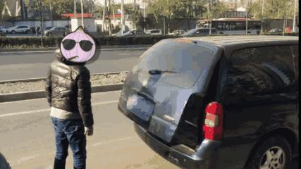 在主驾驶怎么关后备箱,车后备箱一般怎么关