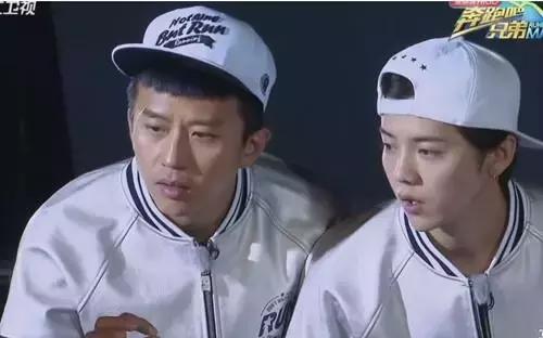 请给我一个不复合的理由,请给我一个不能爱你的理由