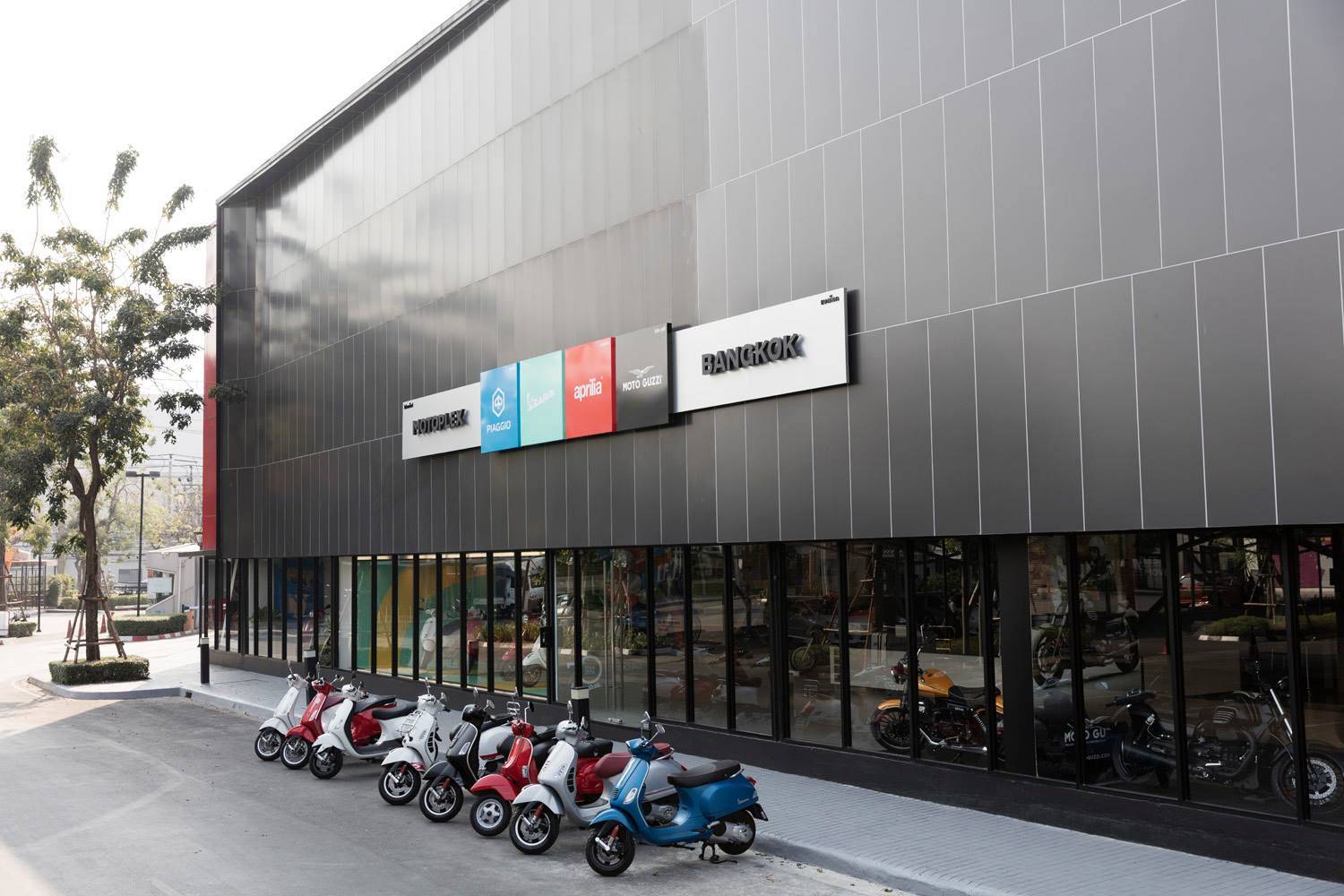 直击曼谷摩托车展美女如云，MOTOGUZZI光荣绽放