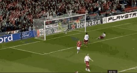 他拒绝亲吻曼联队徽，却为红魔断腿流血从不后悔！这才是真斗士