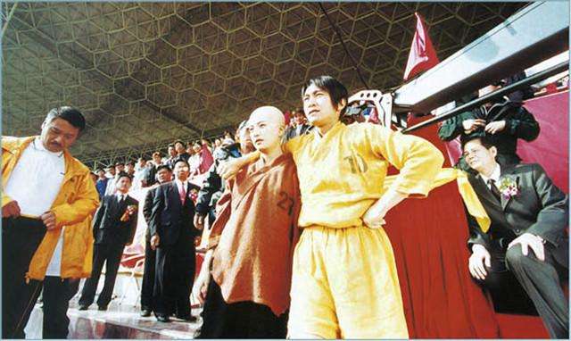 周星驰赵薇少林足球化妆,周星驰拍摄少林足球花絮