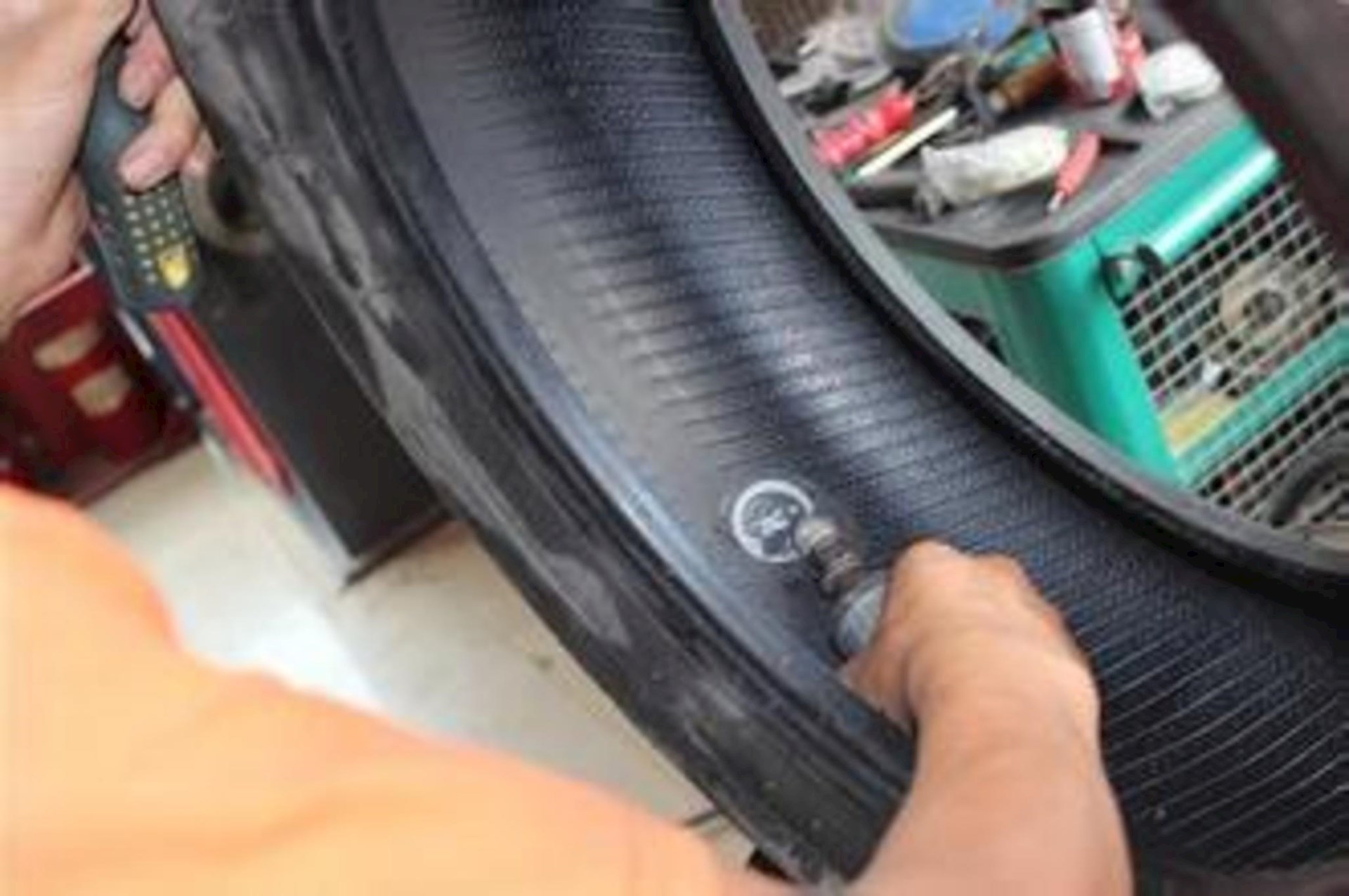 轮胎扎钉补胎能跑高速吗,轮胎扎了补胎后安全吗