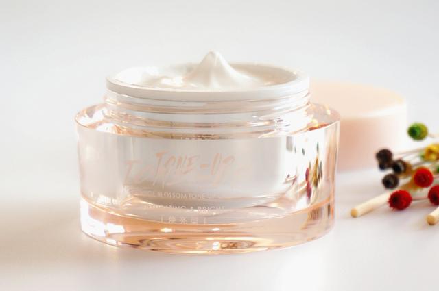 明星素颜也很美?还不是靠自带美颜的素颜霜!