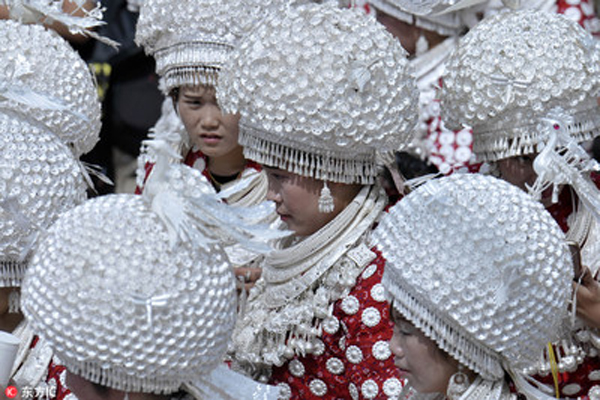 谁说贵州“人无三分银”,一套苗族盛装全是银,何止三分?