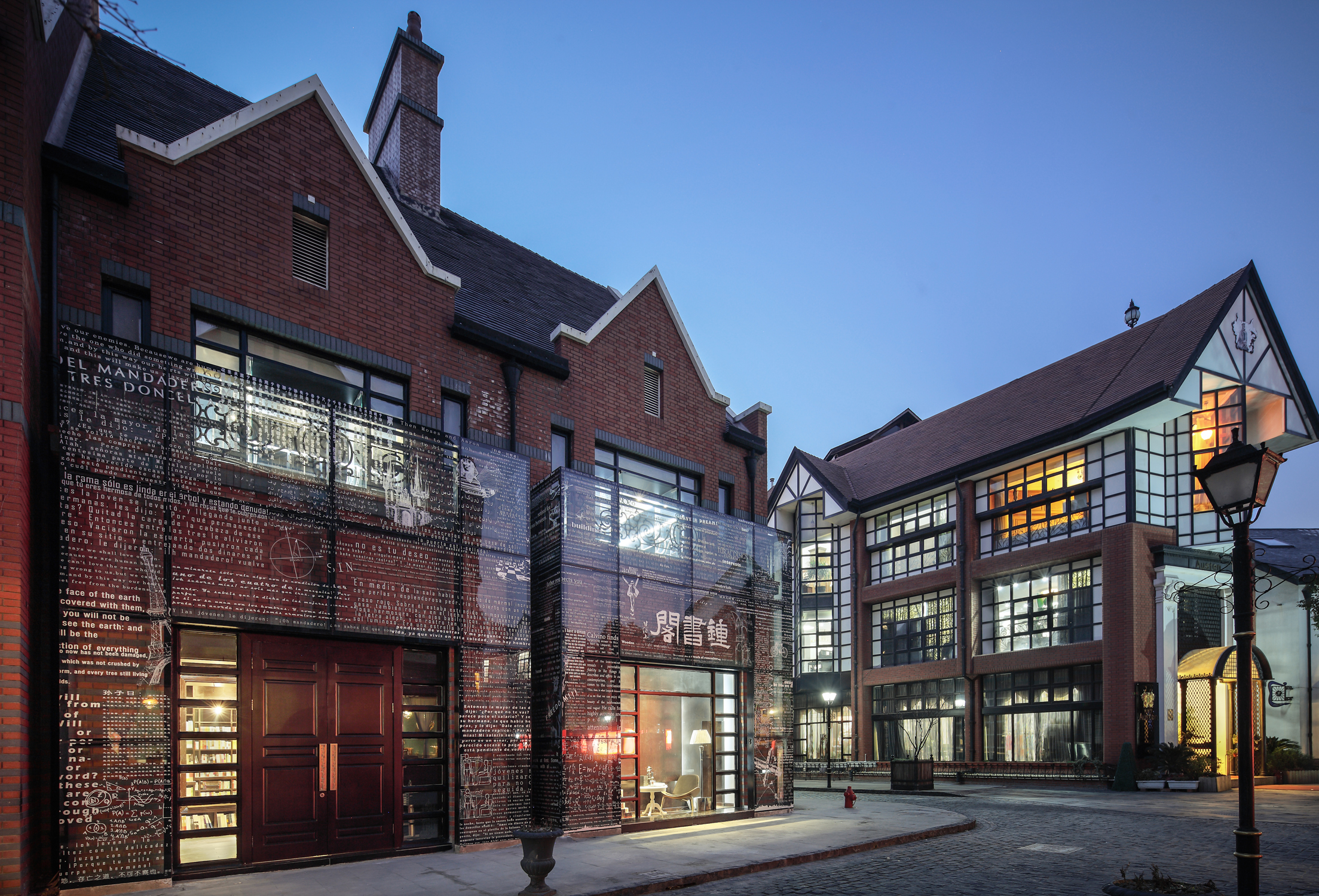 「爱书为书痴，钟书如爱女」钟书阁：让书店美成艺术馆