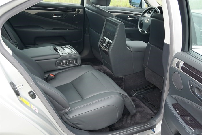 238万的雷克萨斯LS600，能和宝马奔驰对抗的日系车！